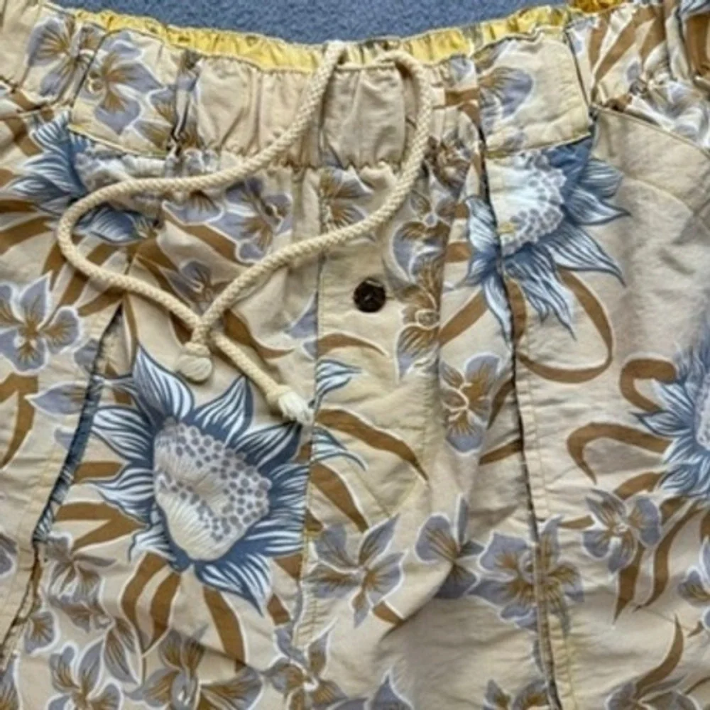 Tommy Bahama Swim Trunks Board Shorts XL Floral‎ Tan Nylon Cargo Mesh Lined Mens